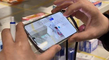 Viewing work instructions on a smartphone at Sagawa Global Logistics